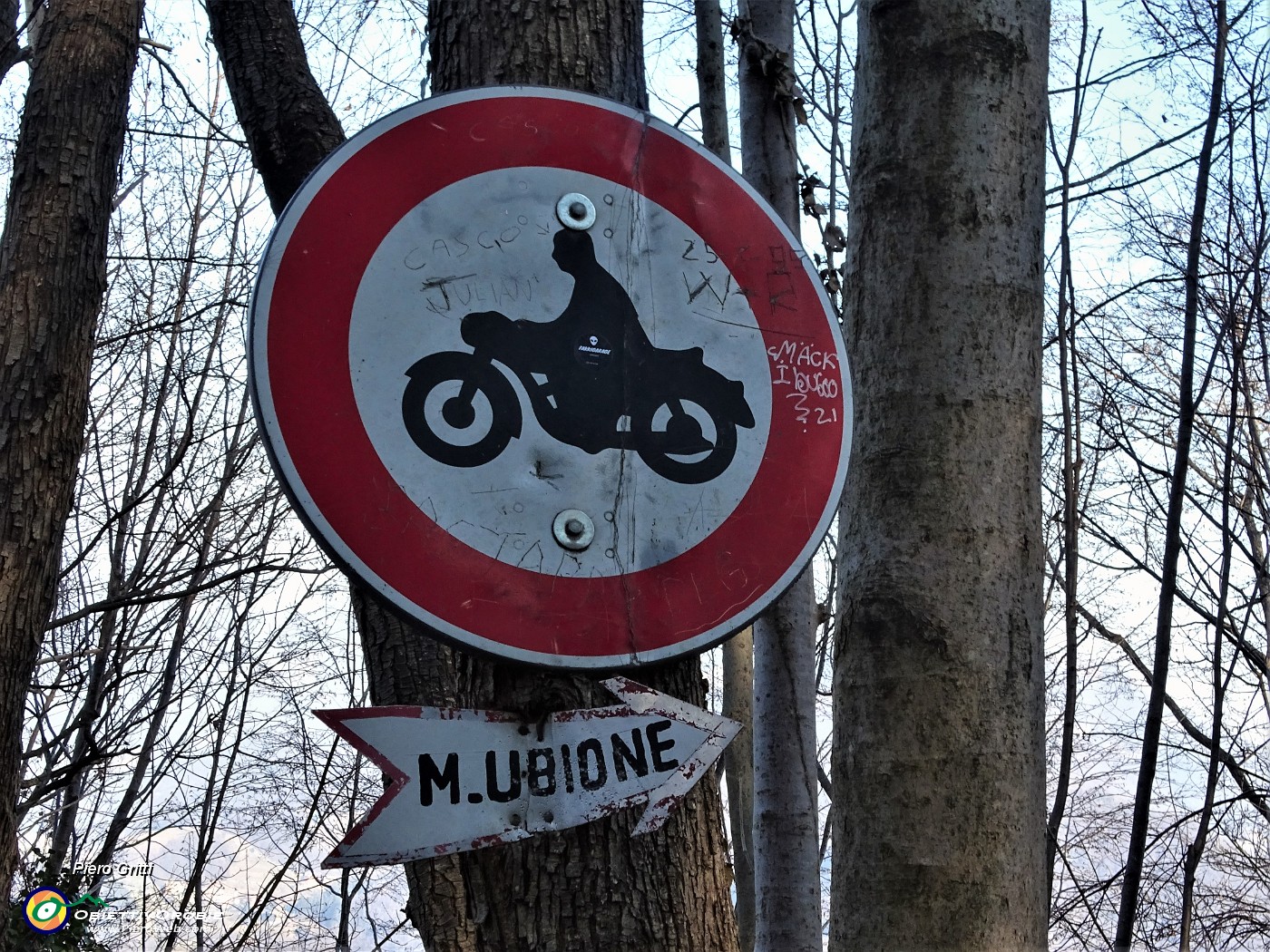 61 Cartello di divieto ...di vecchia data .JPG
